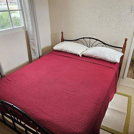 Seclusion Studio Apartment. Saint Philip Luaran gambar