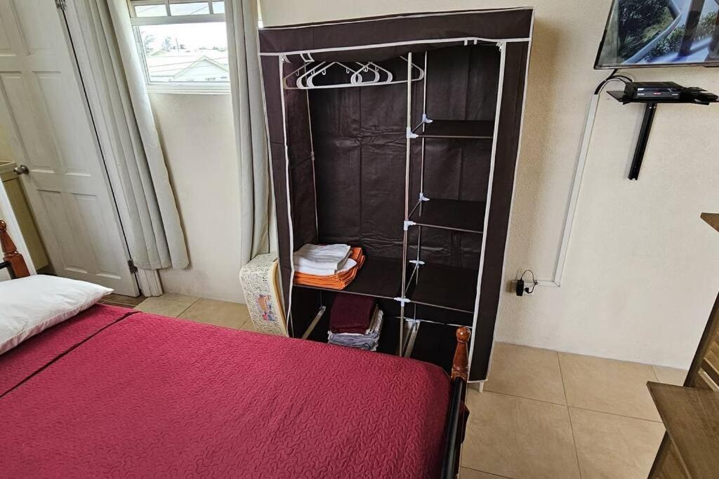 Seclusion Studio Apartment. Saint Philip Luaran gambar