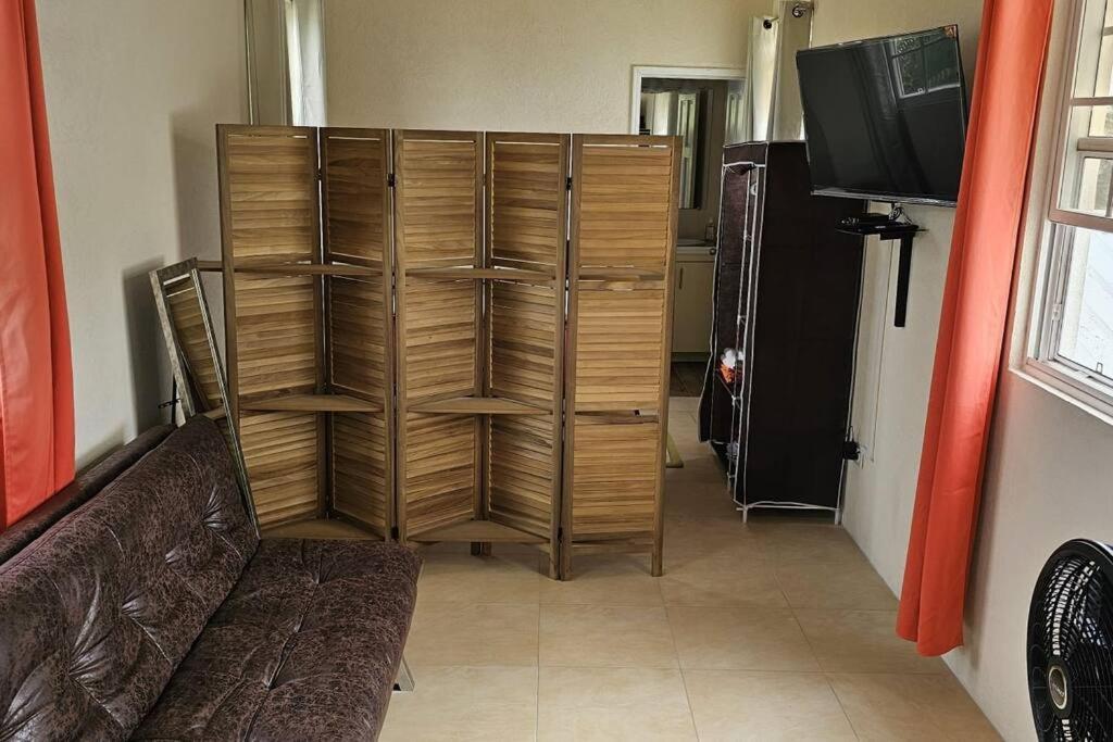 Seclusion Studio Apartment. Saint Philip Luaran gambar